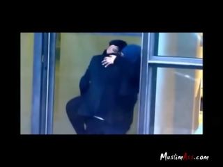 Hijab prof surprit baisers par caméra espion
