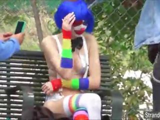 Tonårs mikayla den clownen visar främling henne borrat bröstvårtor