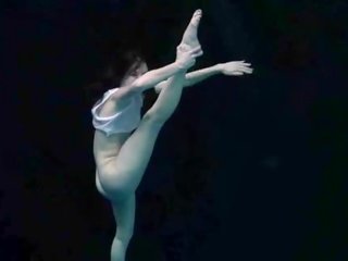 Unter wasser flexibel gymnastic