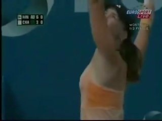 Martina hingis 硬 乳頭