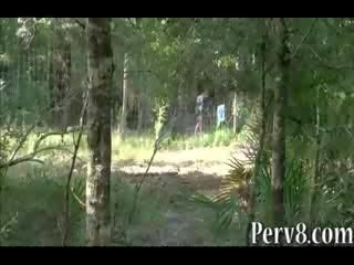 Flingue shooting amateur fille baisée dehors des portes en la les bois