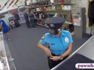 Mme police officier baisée par pawnkeeper dedans la pawnshop