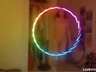 Streberisch rotschopf mieze lana twirls ein luminous hula-hoop und fickt sie muschi