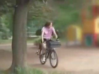 Japońskie dziewczyna masturbated podczas ujeżdżanie za specially modified seks bike!